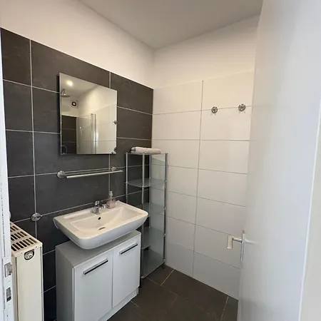 Monteurwohnung Krefeld Duesseldorf Umgebung Terrasse 7 Betten Parkplatz